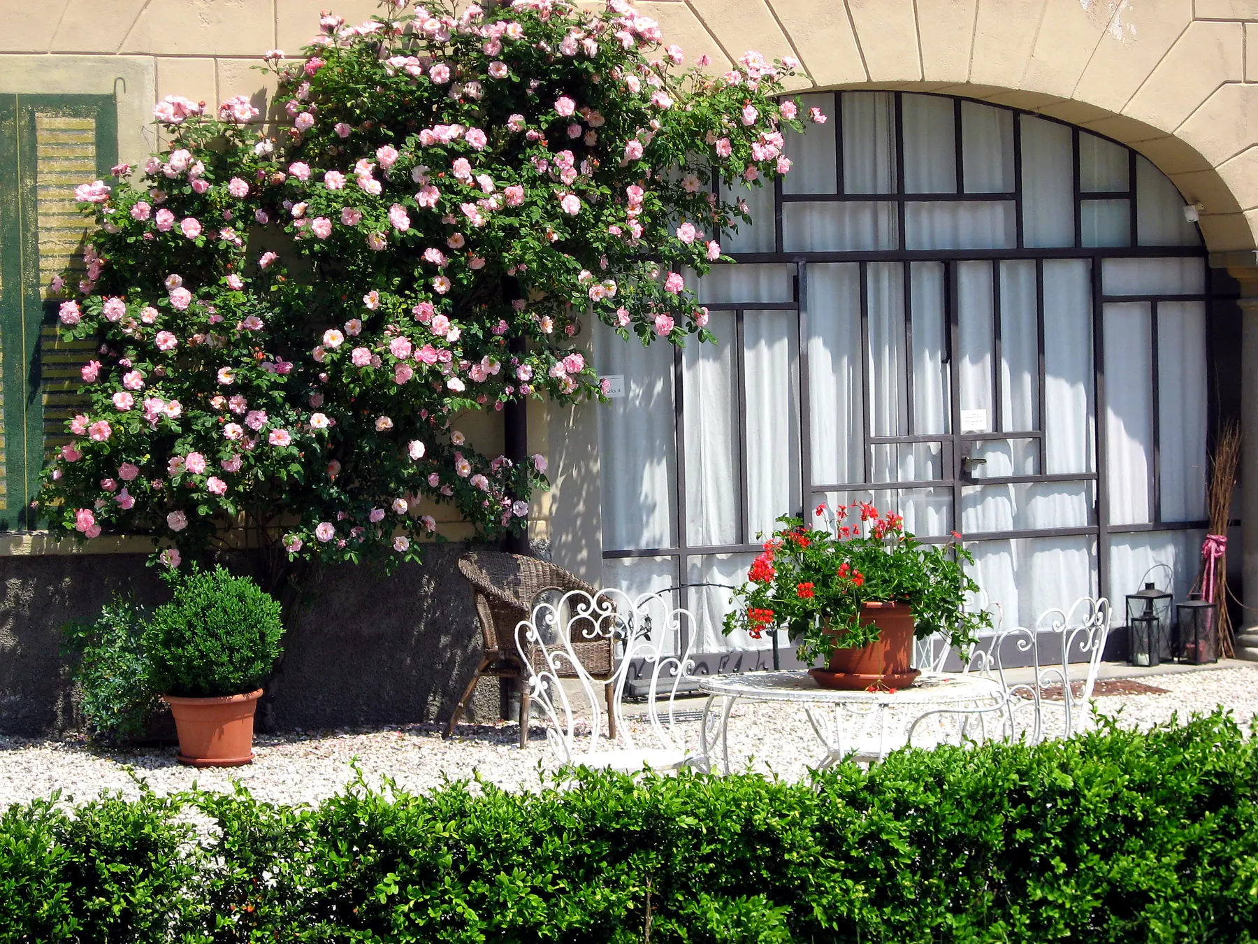 Un arco della veranda coperto di rose