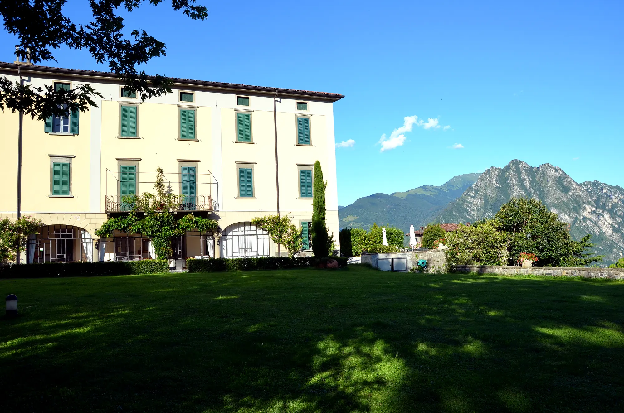 La facciata della dimora con il lago e le montagne