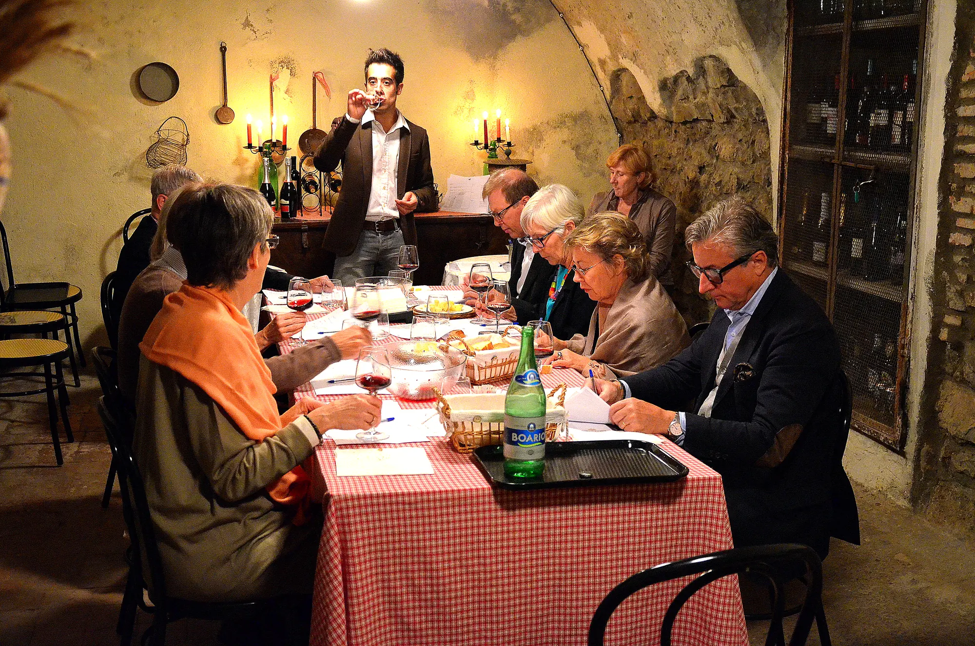 Una degustazione di vini in cantina