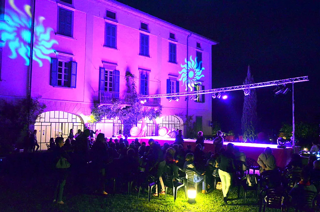 La dimora illuminata di viola durante uno spettacolo serale