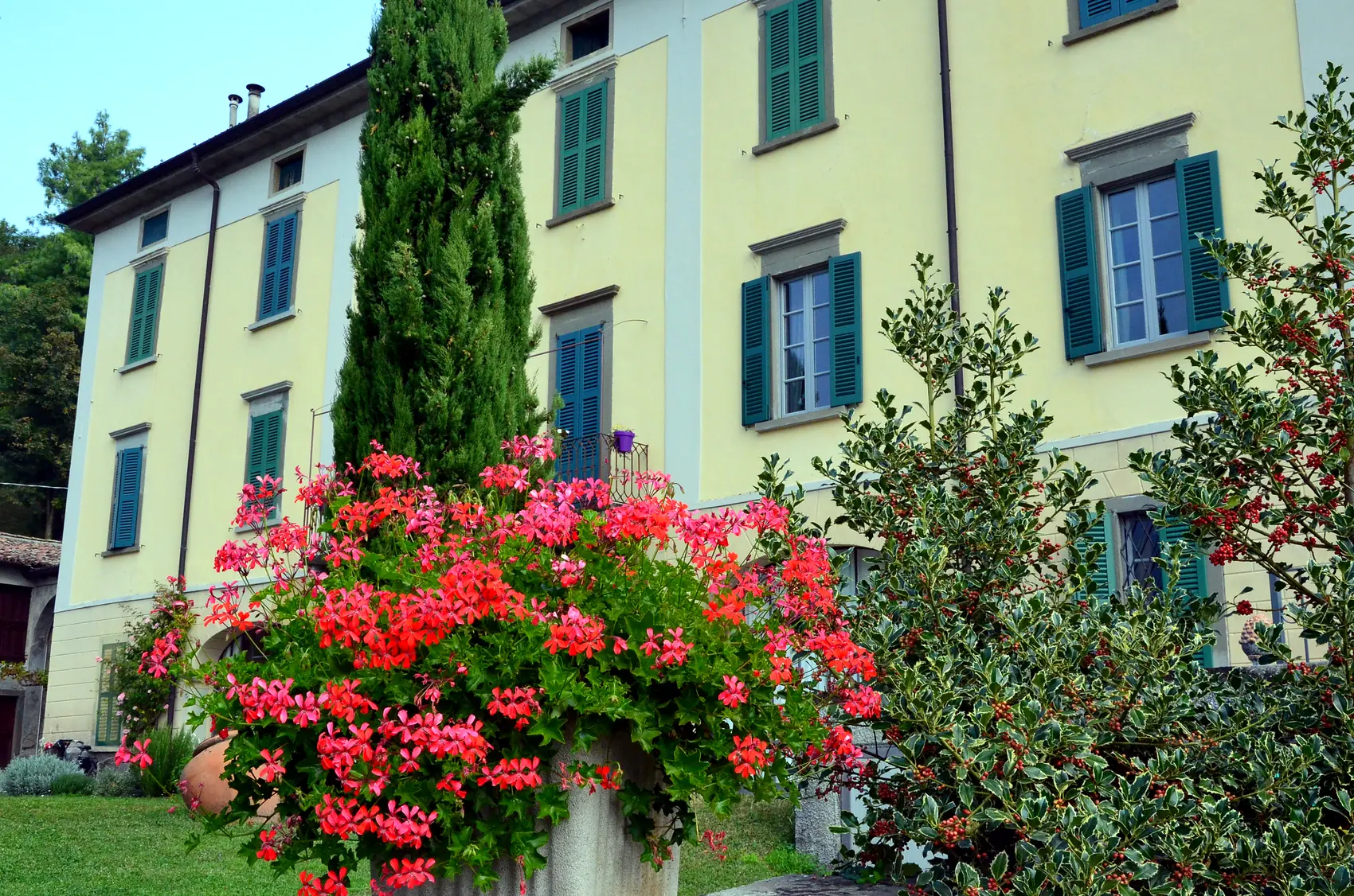 La facciata della dimora con i gerani in fiore