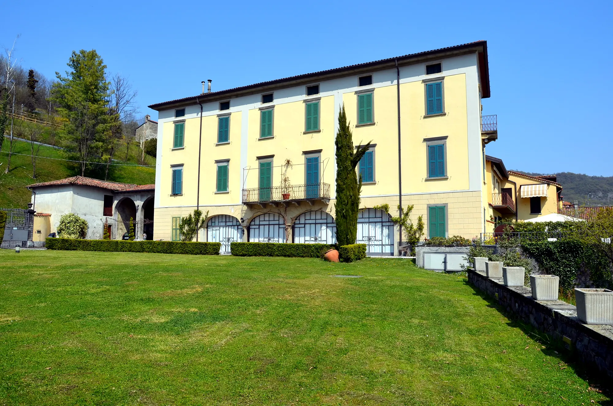 La dimora e il prato in una giornata di sole