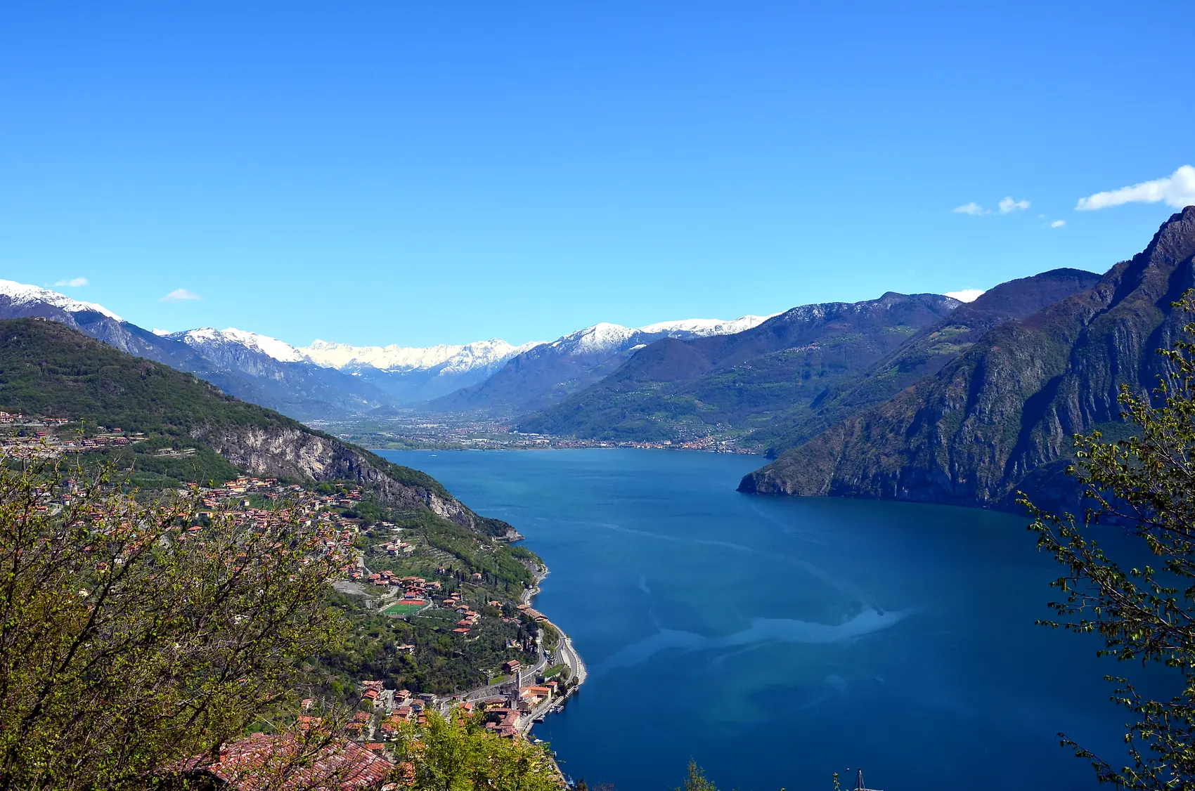 Il lago d'Iseo visto dall'alto, con Montisola