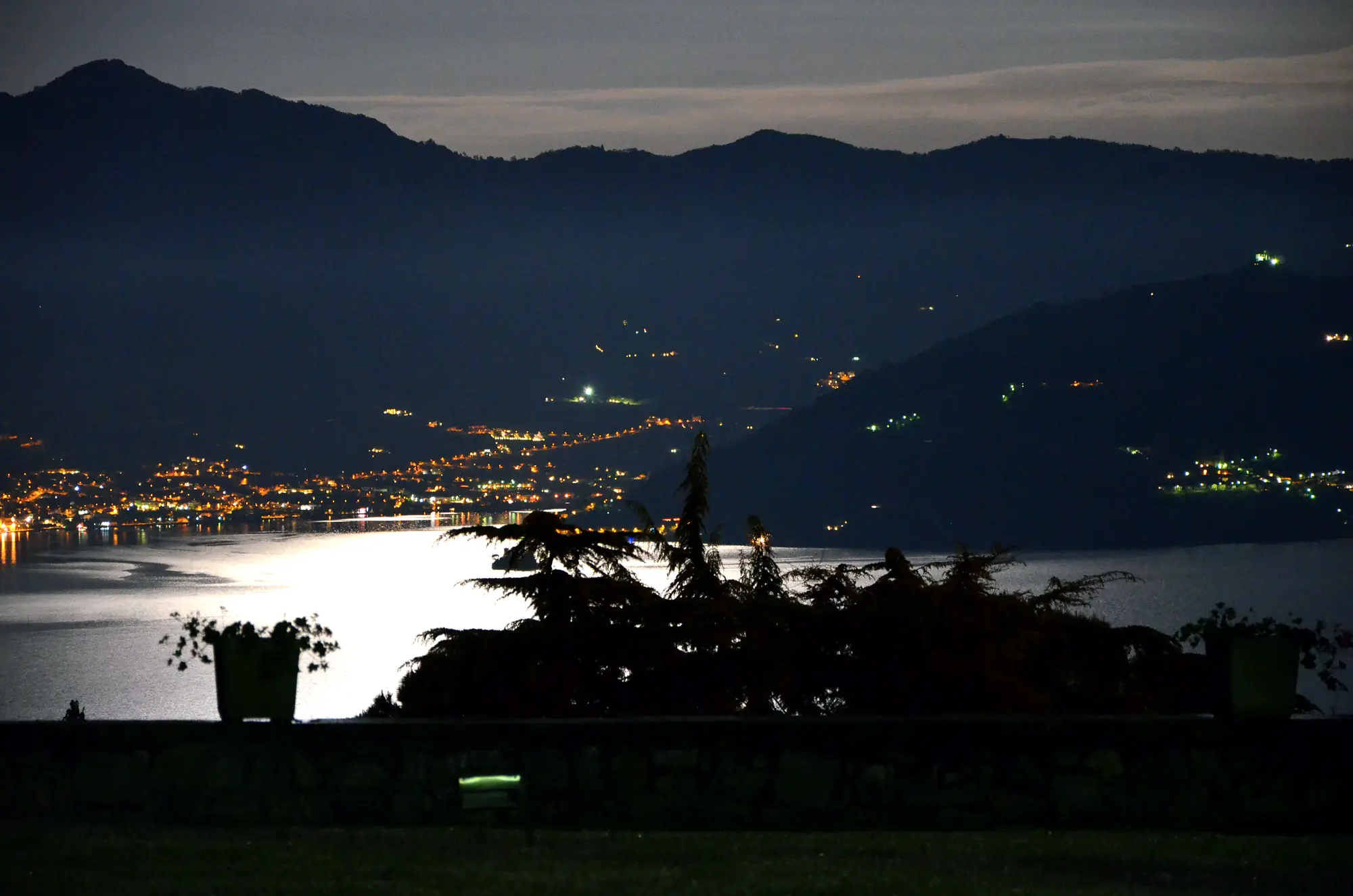 Il lago d'Iseo di notte, con le luci dei paesi