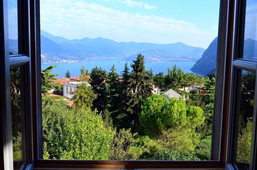 Il lago d'Iseo dalla finestra dell'Appartamento Panorama