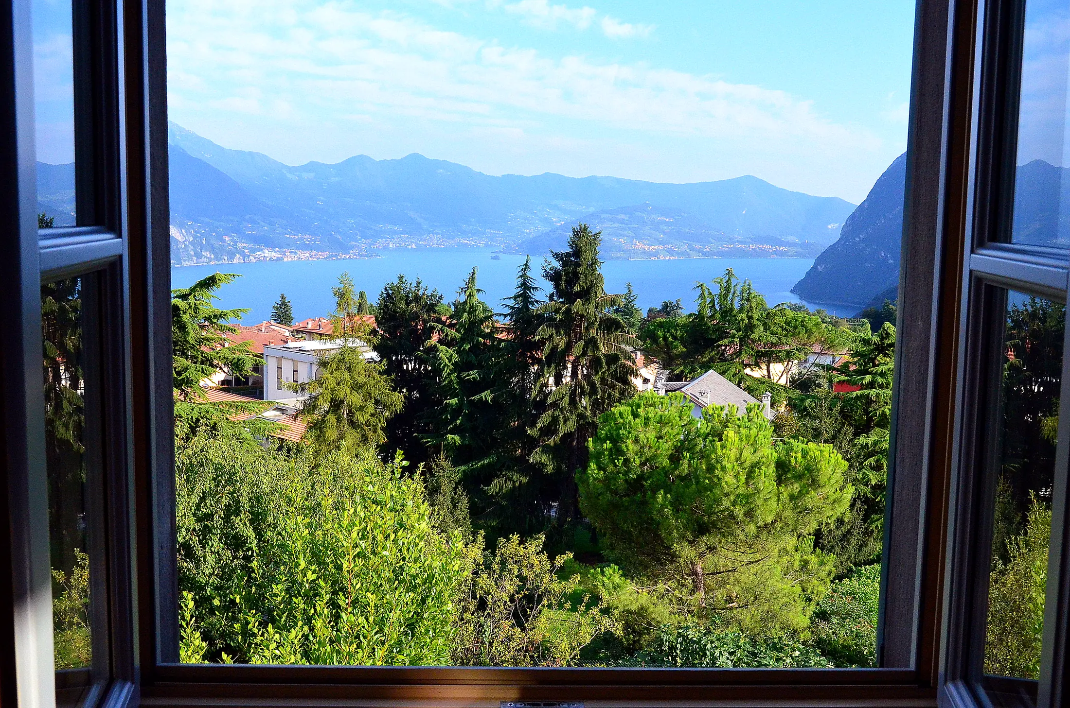 Il lago visto dalla finestra del soggiorno
