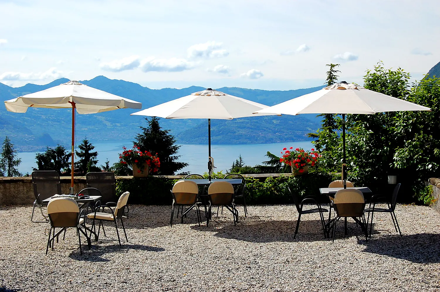 Il solarium con gli ombrelloni e il lago