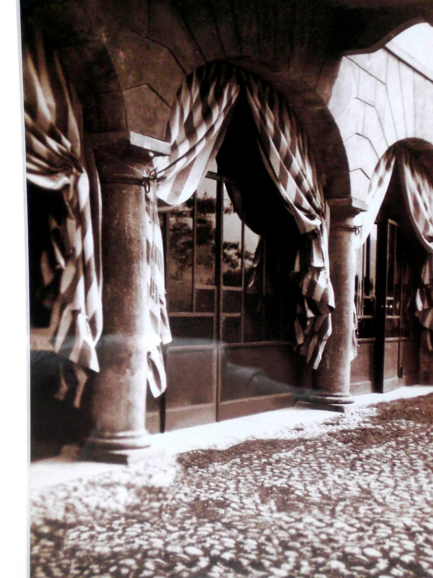 La veranda ad archi della dimora in una fotografia d'epoca