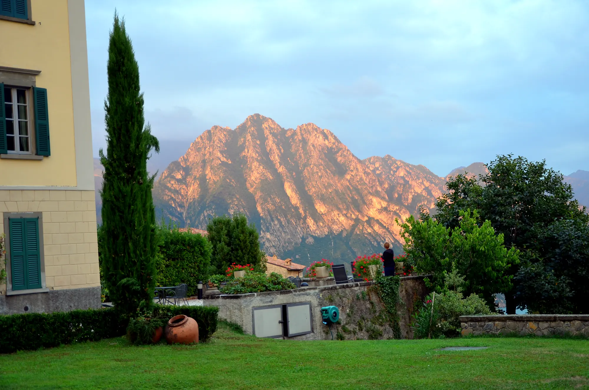 La montagna di fronte alla casa, accesa dal tramonto