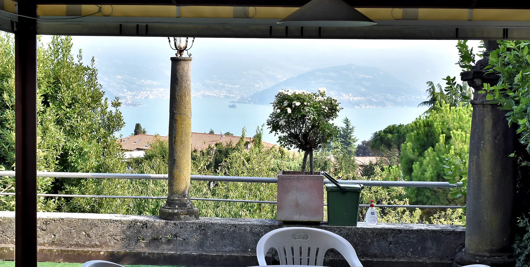 Le colonne della terrazza e il lago