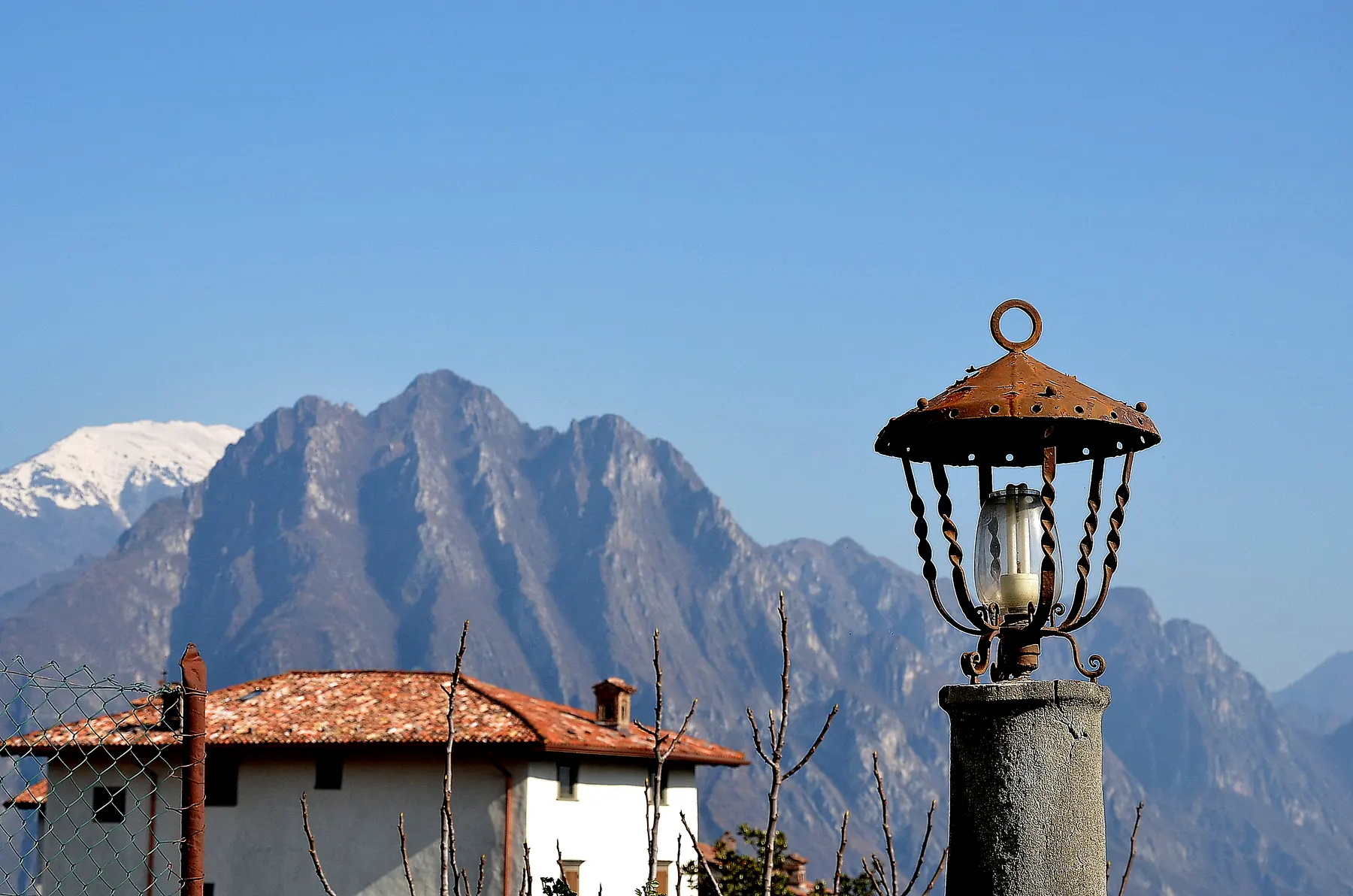 La montagna sopra Solto Collina, oltre i tetti della dimora