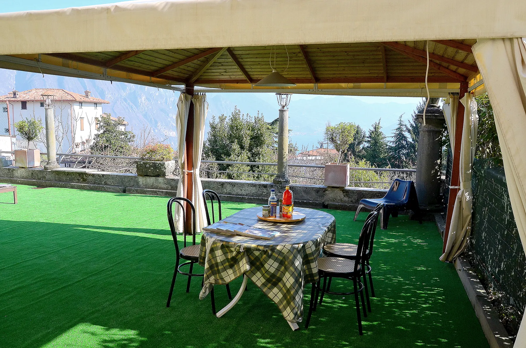 La terrazza con il gazebo affacciata sul lago d'Iseo