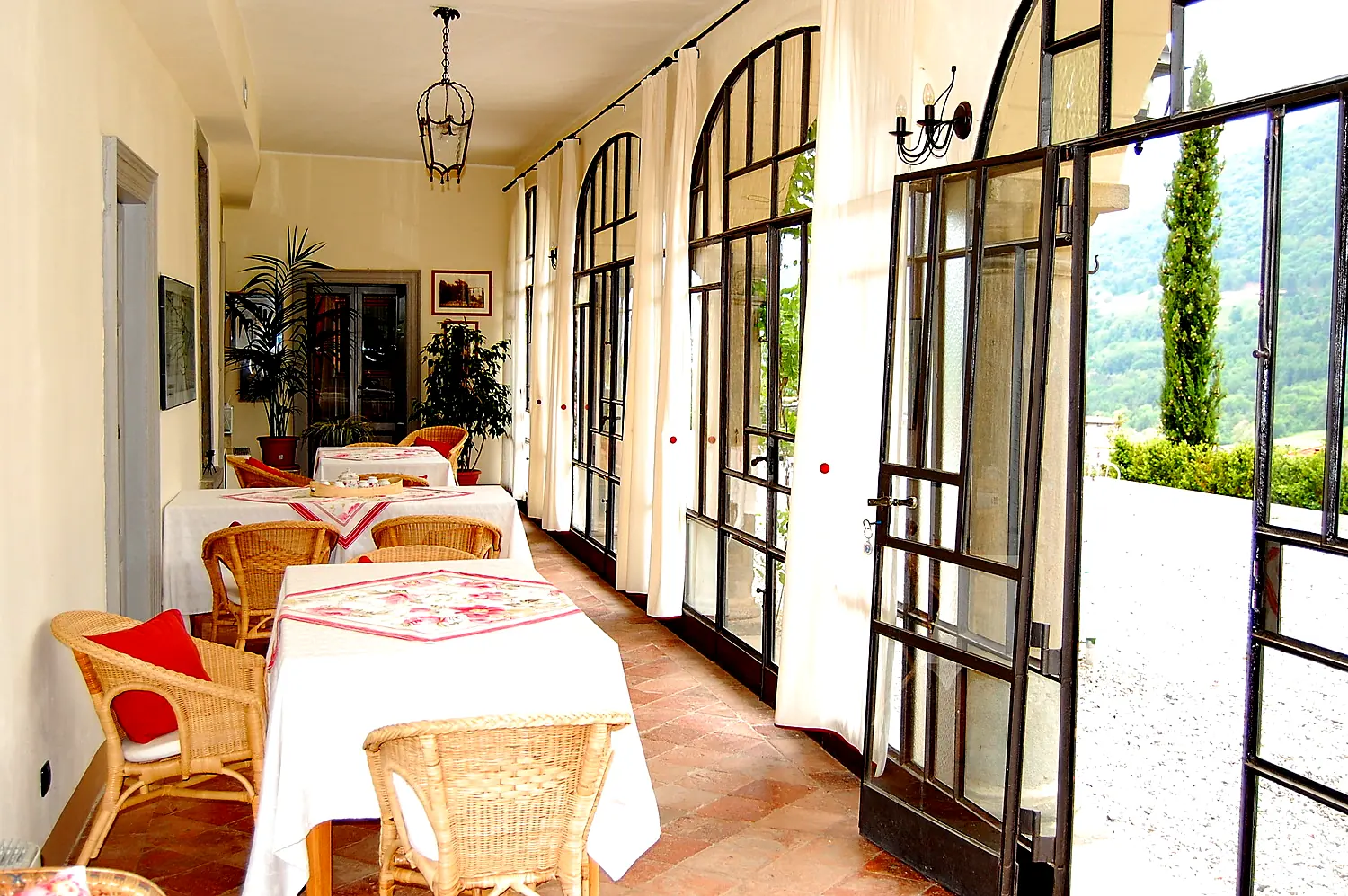 La veranda interna con le vetrate ad arco
