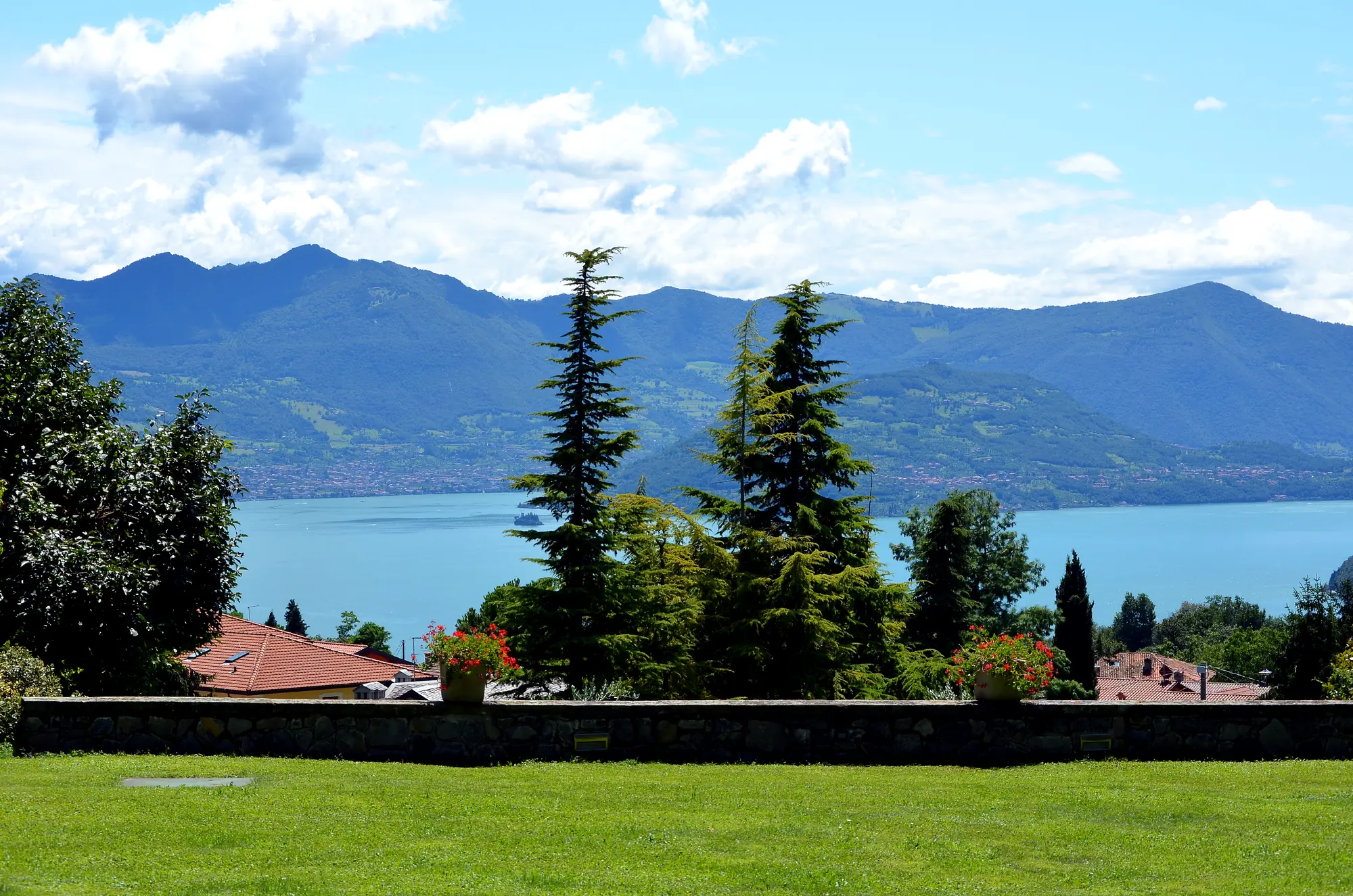 Il lago d'Iseo visto dal giardino
